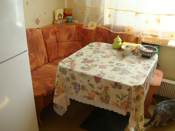 Ruudukujulise lauaga nurga peamine puudus on see, et see võtab palju ruumi, väikese köögi jaoks on see kriitiline