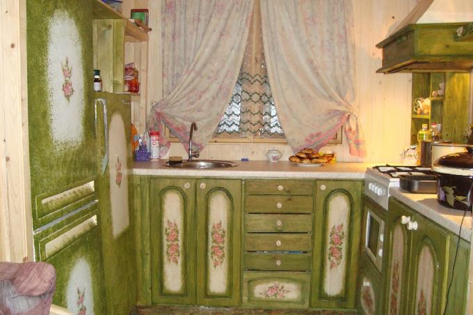 Köögikomplekti taastamine (42 fotot), kuidas vana mööbel oma kätega ümber kujundada: meistriklass, juhised, foto- ja videotunnid, hind