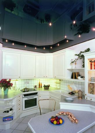 Nagu kipsplaadi puhul, näevad köögi pinglaed hästi paigaldatud valgustusega palju muljetavaldavamad.
