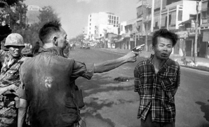 Vietnami ohvitser võrsed voenoplennogo.
