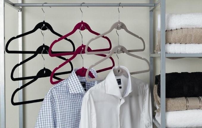 Mitmetasandilise riidepuu saab riputada särgid, jakid, kleidid. / Foto: kvartblog.ru