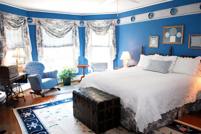 Foto ruumi vähendamiseks siniste seintega magamistoast