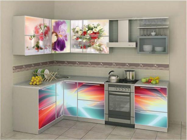köök koos fotode printimisega fassaadil
