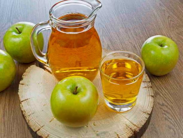 Et valmistada omatehtud vitamiinijook võtta hilinenud õuna © ofazende.ru