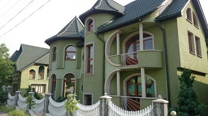 Rikkaim külas Ukrainas, kus puudub üks-korruseline hoone.