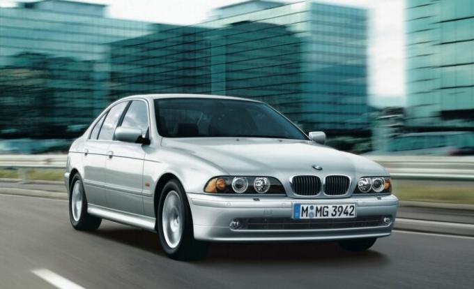 BMW E39 kehas - üks parimaid mudeleid Baieri firma järelturul viimase kahekümne aasta jooksul. | Foto: kolesa.ru.