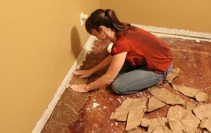 Et säästa remonti, see naine on uuendatud põranda tõttu tavaline paber.