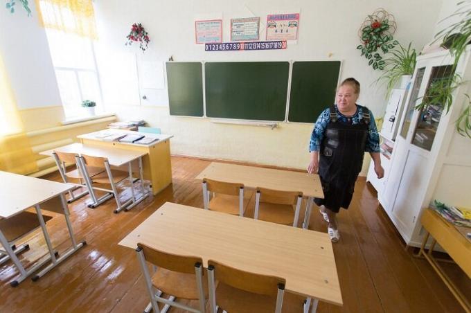 Külas koolis ainult kolm klassi, kus lapsed õpivad neli (Sultanov, Chelyabinsk Region).
