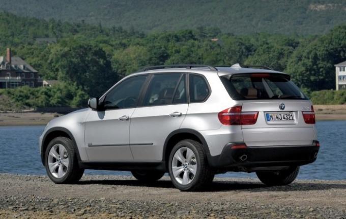 Keskmise suurusega luksus crossover BMW X5 teine ​​põlvkond. | Foto: autodmir.ru.