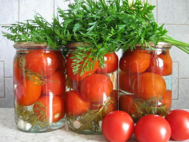 Konserveeritud tomatid porgandi tops on ebatavaline maitse. Illustratsioon artikkel kasutatakse standardset litsentsi © ofazende.ru