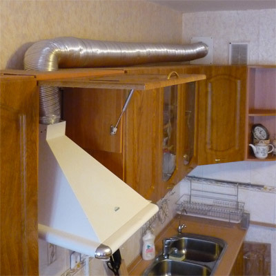 Kapoti paigaldamine ventilatsioonisüsteemi spetsiaalse lainelise toru abil