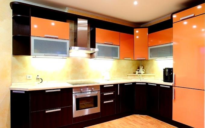 köögi kujundus oranžides värvides
