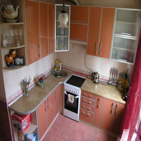 Kuidas varustada väikest kööki (45 fotot) 5 ruutmeetrit oma kätega: video juhised väikese köögiruumi korraldamiseks, foto ja hind