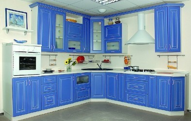 Isegi sinine, õigete toonidega köök võib luua mugavuse ja hubasuse, põhjustamata väsimust ja ärritust.