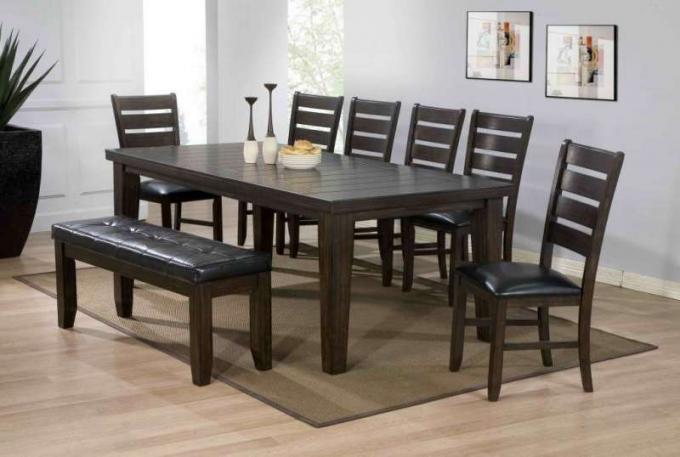 Köögi jaoks mõeldud puidust lauad ja toolid peaksid olema üldise tekstuuriga, et mitte rikkuda stiililist ideed