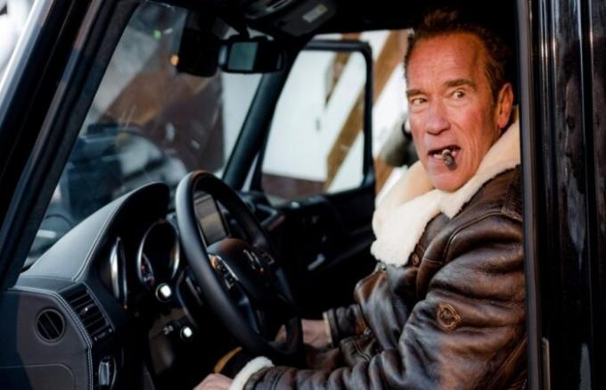 Arnold Schwarzenegger masinatega. 