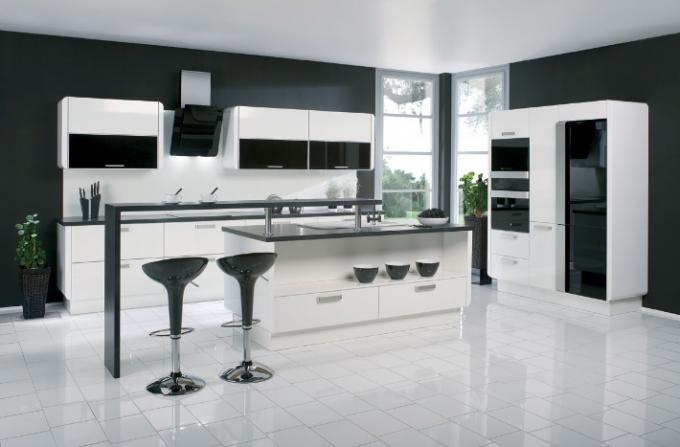 Klassikaline kaasaegne minimalism - nurgas mustvalge köök