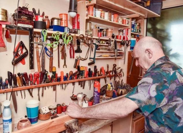Tööriistad, kellega pensionär kokkupanemist oma kodudest lahkuma.