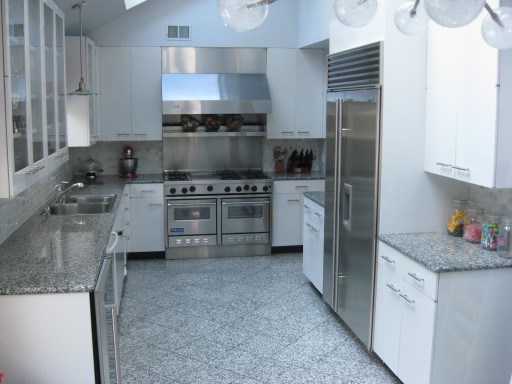 Fotol on klassikaline kujundusvõimalus: hall köök ja valge mööbel.