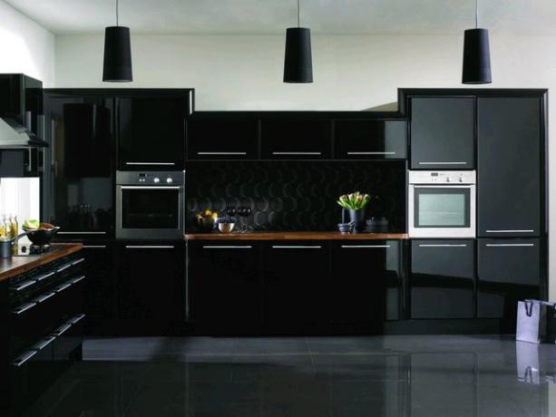 Must köök (51 fotot): isetehtud videoõpetus, kuldvärviga läikivate köögikomplektide omadused, hõbedaga, hind, foto