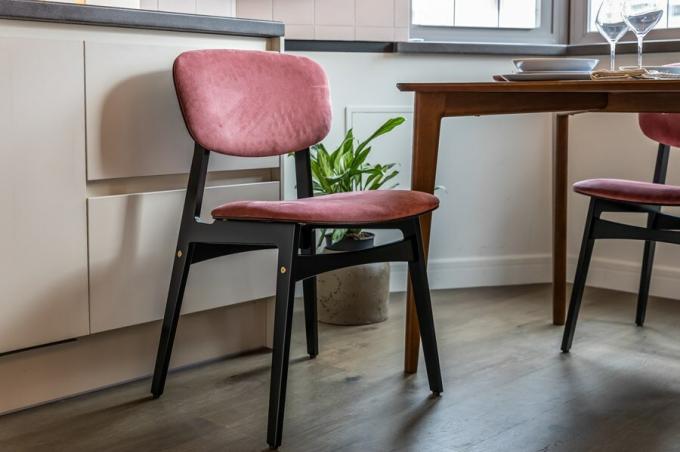 Mahutada söögilaud kutsuda neli tooli valmistatud kasevineerist, mis on kaetud niiskuskindla emailiga, toolidega ja istmed polsterdatud rikas roosa toon.