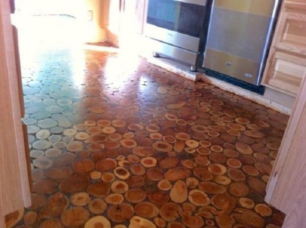 Põranda valmistatud puidust rõngad.