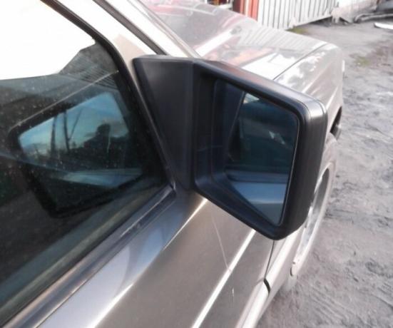 Lühike "kännu" õiguse peegel Mercedes-Benz E-klass. | Foto: drive2.ru.