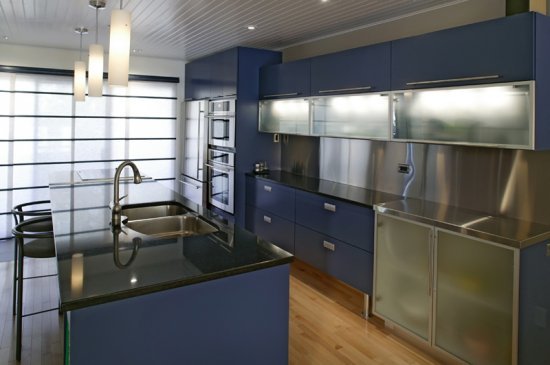 siseruumides sinine köök