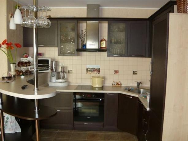 Köögikomplekt koos sisseehitatud seadmetega (45 fotot): kuidas ruumi tihendada