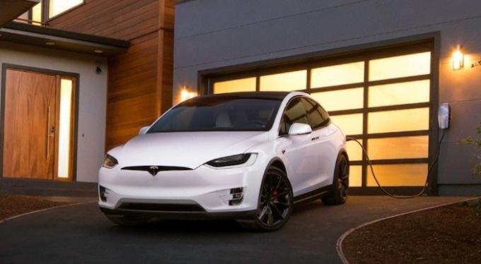 Tesla Mudel X 2016. Foto: cheatsheet.com.