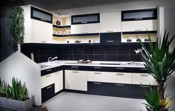 Nurga mustvalge köök - värsked märkmed ranges interjööris