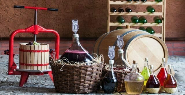 Kuidas valmistada kodus valmistatud veini viinamarjadest (punane või valge)