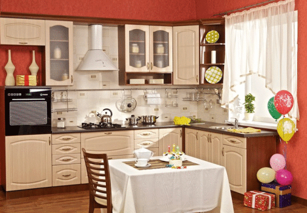 Punane köök, beeži komplektiga, loodud nelinurksesse ruumi
