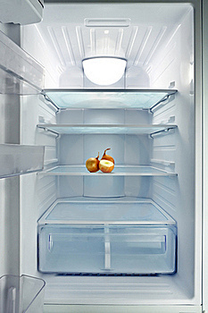 Enne külmkapi pesemist peate kogu toidu sellest välja saama.