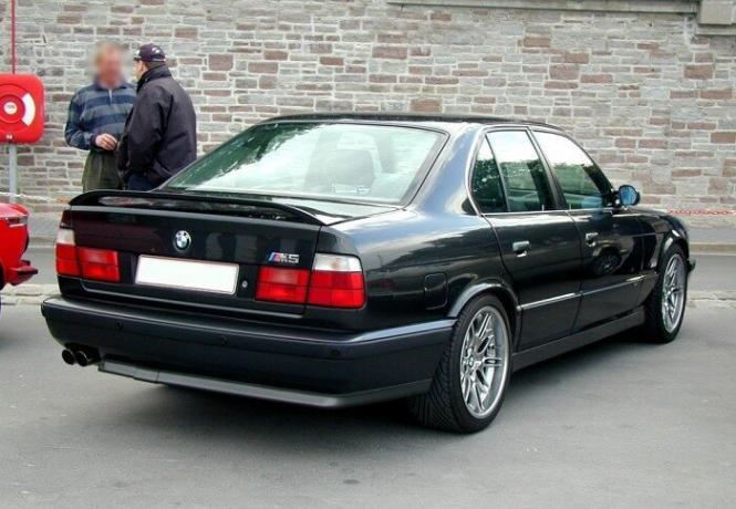BMW 5 - täiustatud versiooni tavaline "viis". | Foto: a2goos.com.