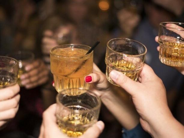 Teadlased on kindlaks mitmete oluliste põhjuste norskamine ja alkoholi - üks neist. / Foto: fakty.uaReklama. 