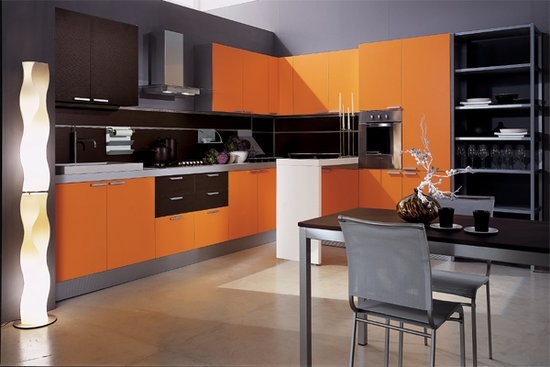 Mustad elemendid ei ole oma tegevuses oranžist madalamad, tungivad mööblisse, suhtlevad aktiivselt häiriva valgega, mis annab köögile erakordse mugavuse