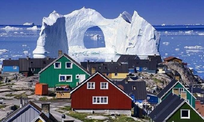 City Longyearbyen on tuntud kogu maailmas ebatavaline värvitud majad.