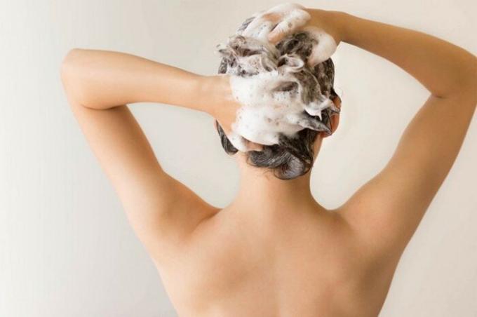 Mis on populaarne šampoon halastamatult kahjustada juukseid (ja mida asendada)
