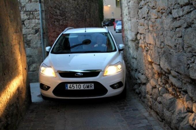 Juht Ford vaevalt hiilib läbi kitsaste tänavate Girona Hispaanias. | Foto: chambersarchitects.com.