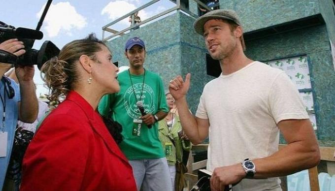 Brad Pitt räägib inimestega valdkonnas ja ajakirjanikud.
