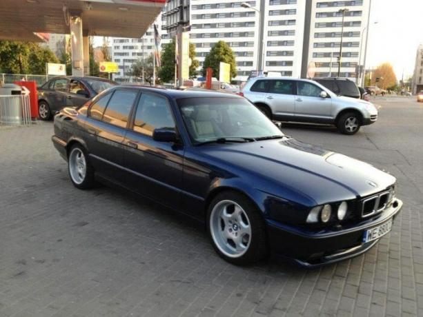 BMW 5 seeria peetakse "standard" auto gangsterid 90s. | Foto: youtube.com. reklaam