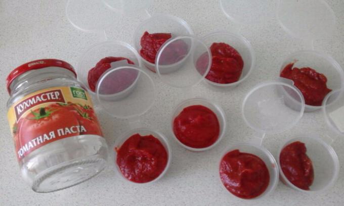Tomatipasta plastpudeli konteineritesse.