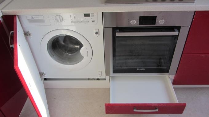 Köögis sisseehitatud pesumasin, kuidas ehitada pesumasinat köögikomplekti: juhised, foto- ja videoõpetused, hind