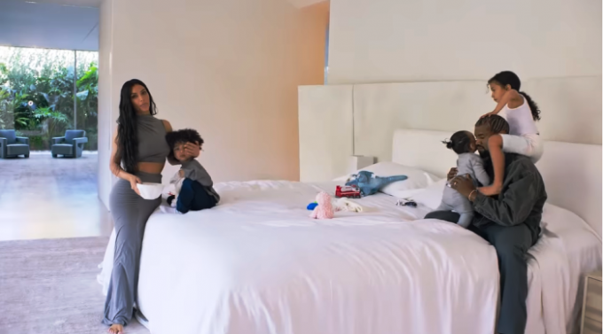 Kim Kardashian ja räppar Kanye West koos oma lastega ühes magamistoas. | Foto: youtube.com.