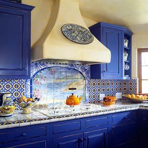 Foto sinisest köögist heledate seinte taustal