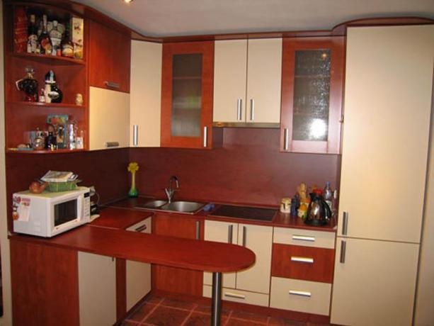 Väikese köögi köögikapid (42 fotot): isetehtud videojuhised paigaldamiseks, hind, foto