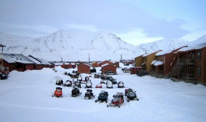Talvel kõik elanikud ja turistid liikuda mootorsaanid (Longyearbyen, Norra).