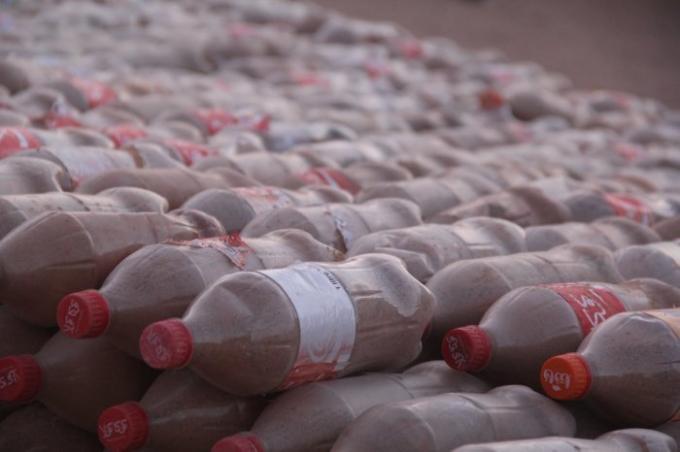 Pudelid liivaga - põhi ehitusmaterjal.