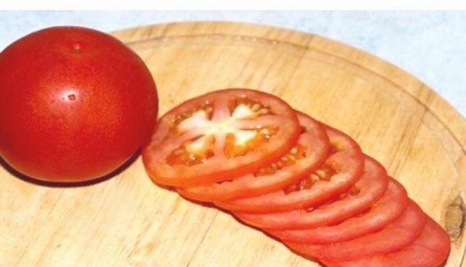 Tomatid, lõika viiludeks.